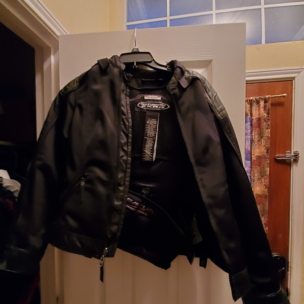 Motorcycle riding jacket